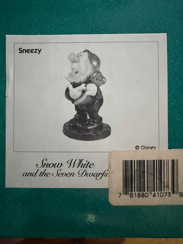 WDCC Sneezy Beeldje - met doos en certificaat., Verzamelen, Ophalen, Sneeuwwitje of Doornroosje, Zo goed als nieuw, Beeldje of Figuurtje