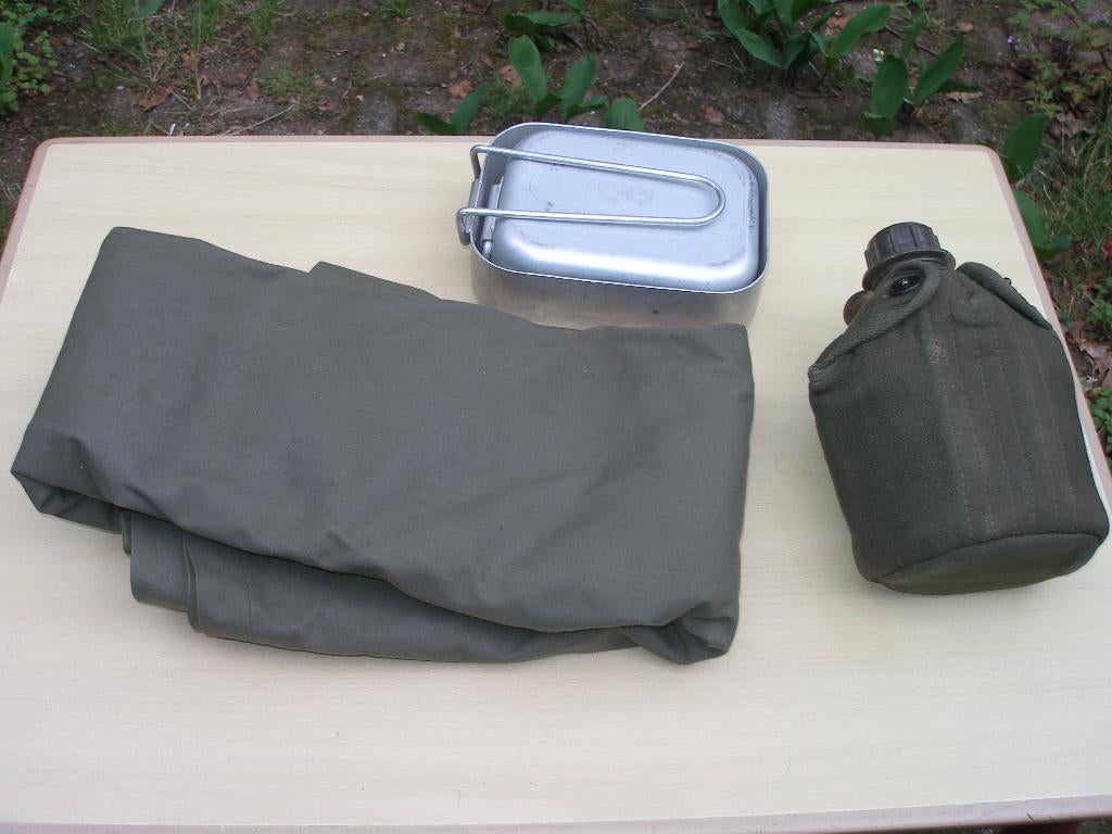 Regencape, messtins, veldfles met hoes en beker, Ophalen of Verzenden, Landmacht, Nederland, Overige typen