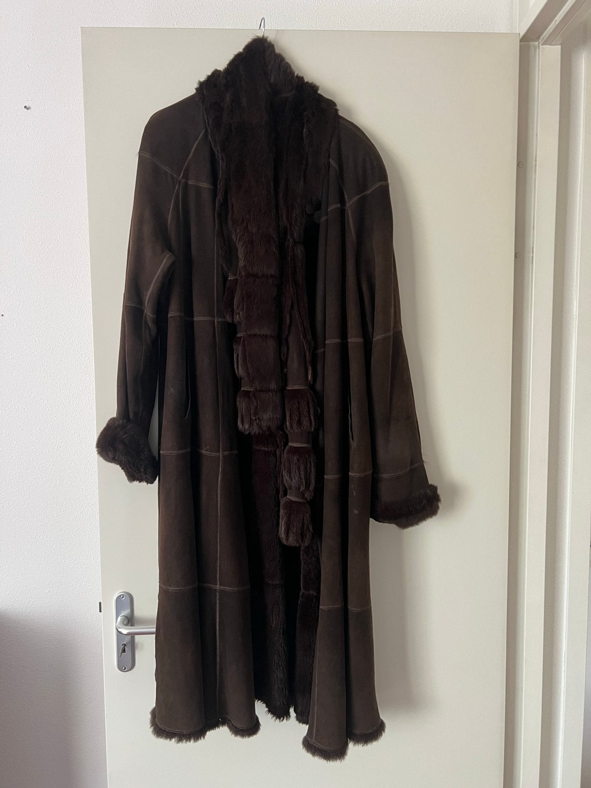 Lange bruine jas van 100% konijnenbont en leer, Kleding | Dames, Jassen | Winter, Ophalen, Zo goed als nieuw, Maat 38/40 (M), Bruin