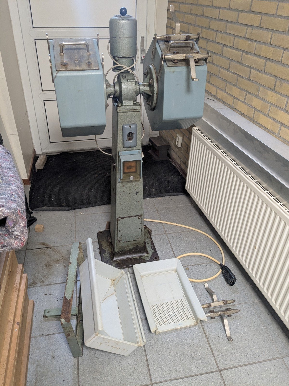 Industriële Trommelmachine met polijstmedia en Lekb, Ophalen