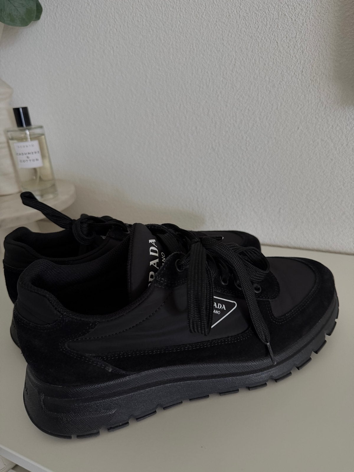 Prada Milano Zwarte Sneakers - Zo goed als nieuw, Kleding | Dames, Schoenen, Verzenden, Zo goed als nieuw, Zwart, Sneakers of Gympen