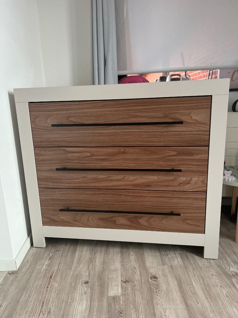 Gedeeltelijke kinderkamer (bed+matras, commode, wandplank), Kinderen en Baby's, Kinderkamer | Bedden, 70 tot 85 cm, 140 tot 160 cm