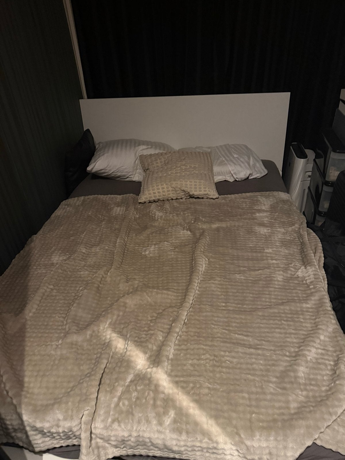 GRATIS OP TE HALEN bed met opbergruimte hoofdbord beschadigd, Ophalen, Gebruikt, Wit, Tweepersoons