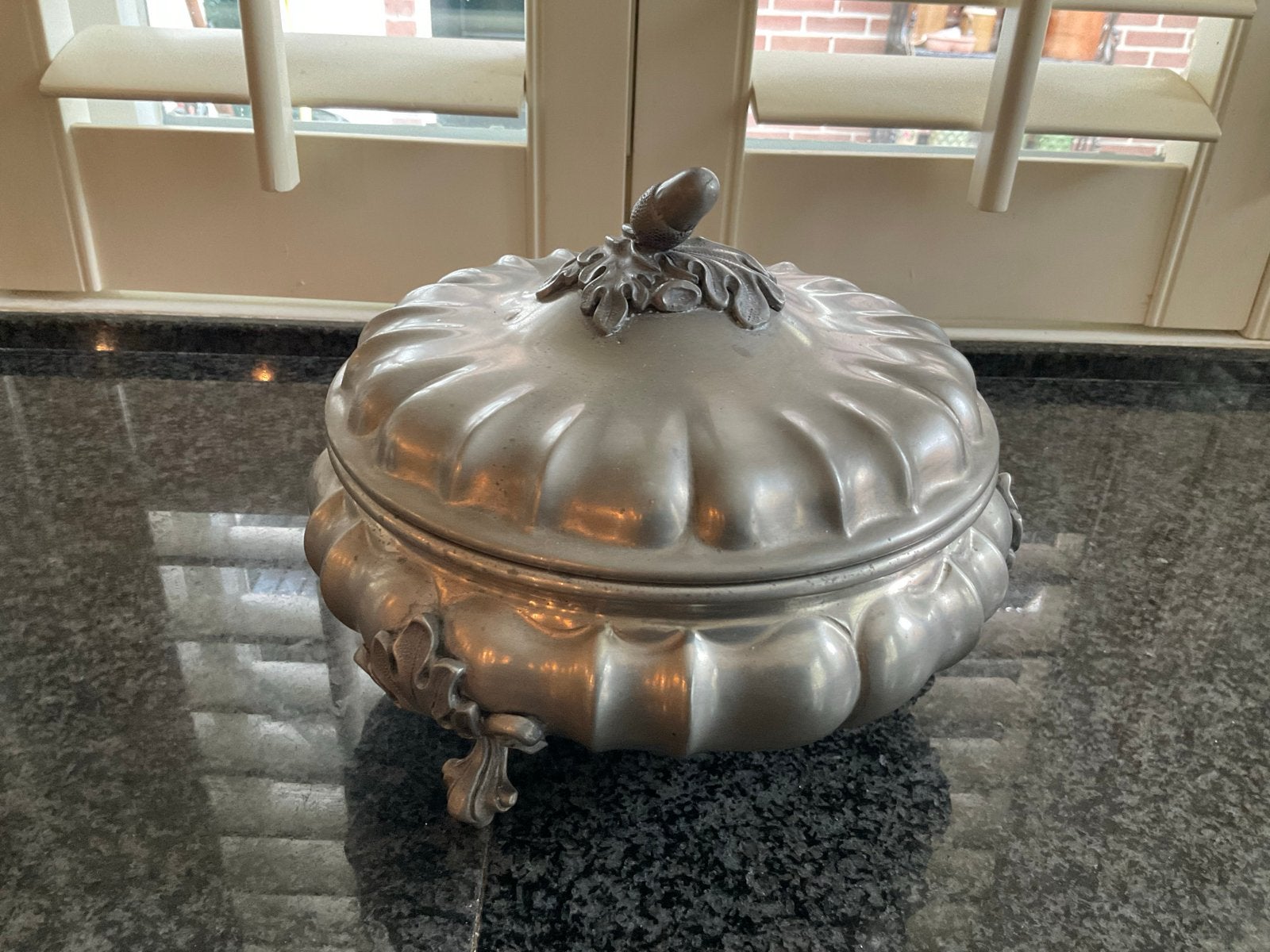 Klassieke tinnen bonbon- of sieradendoos op pootjes, Antiek en Kunst, Ophalen of Verzenden