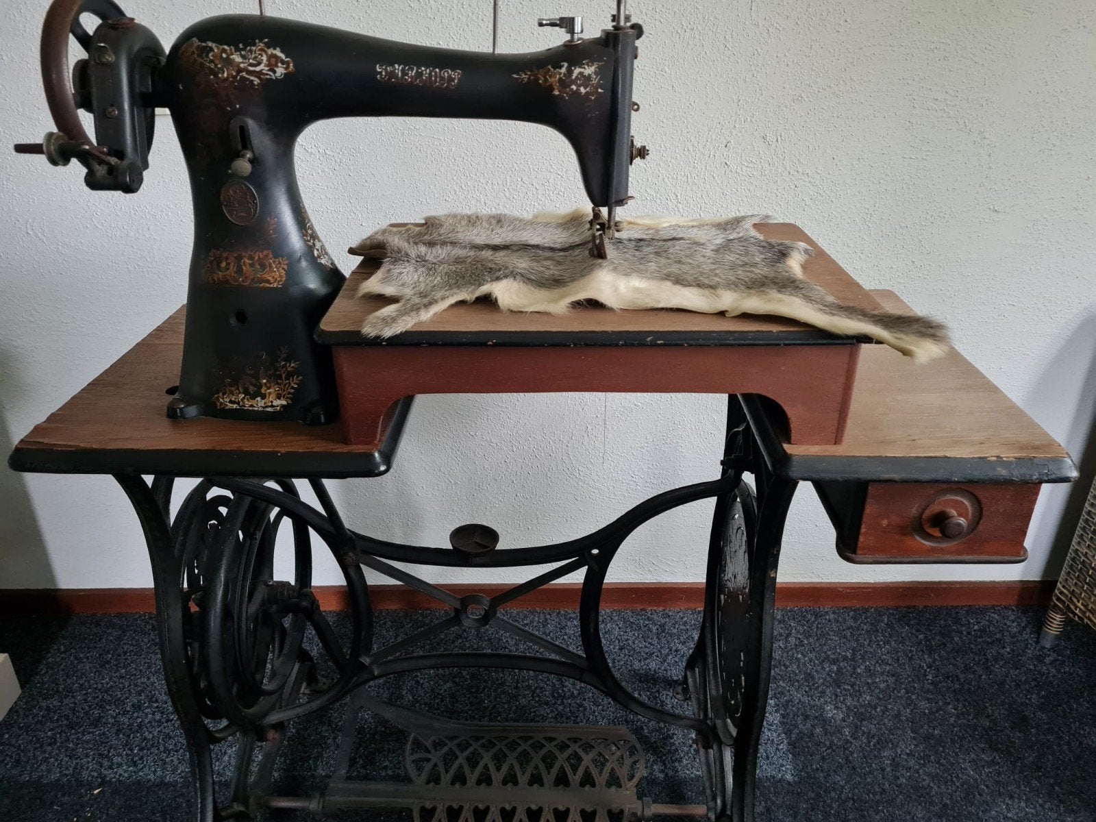 Antieke Naaimachine met gietijzeren onderstel, Ophalen