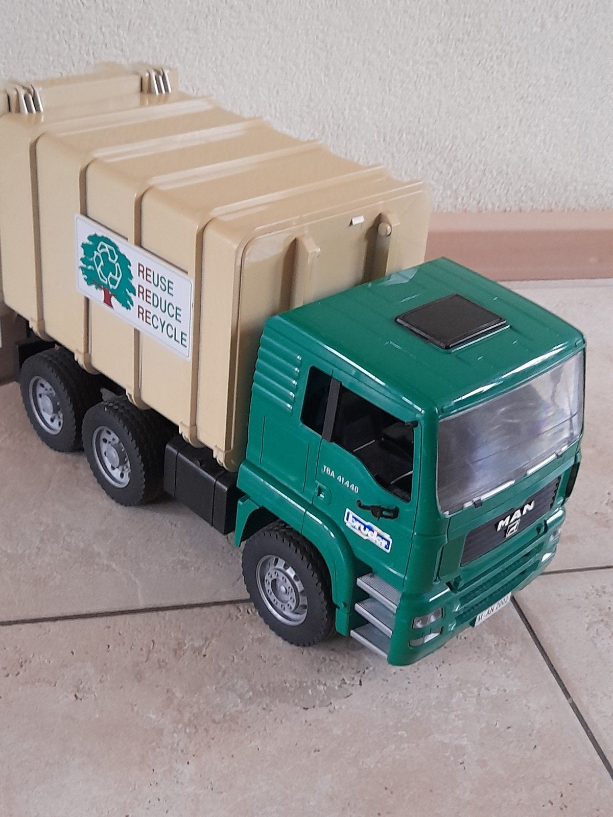 bruder vuilniswagen, Ophalen