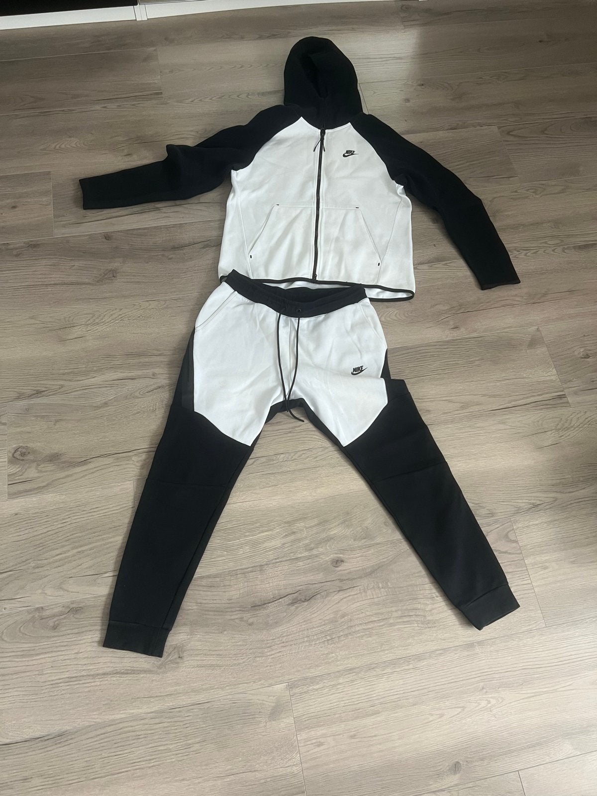 Nike Tech Fleece Trainingspak Zwart/Wit, Wit, Nieuw, Algemeen, Verzenden