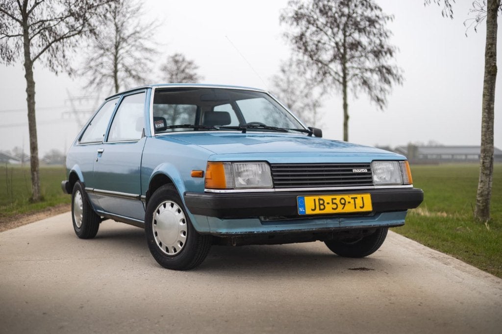 Mazda 323 1.1 HB DX 1982 Blauw, Auto's, Mazda, Voorwielaandrijving, 54 pk, 4 cilinders, Blauw