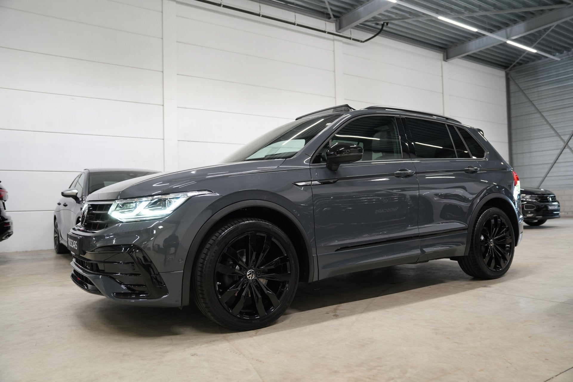 Volkswagen Tiguan 1.5 TSI R-Line * Pano - Trekhaak - Camera, Auto's, Dealer onderhouden, 15 km/l, 4 cilinders, Leder en Stof