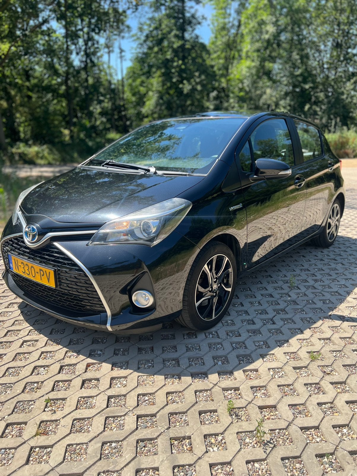 Toyota Yaris 1.5 Full Hybrid CVT 5DR 2016 Zwart, Auto's, Toyota, 4 cilinders, 1070 kg, Navigatiesysteem, Yaris