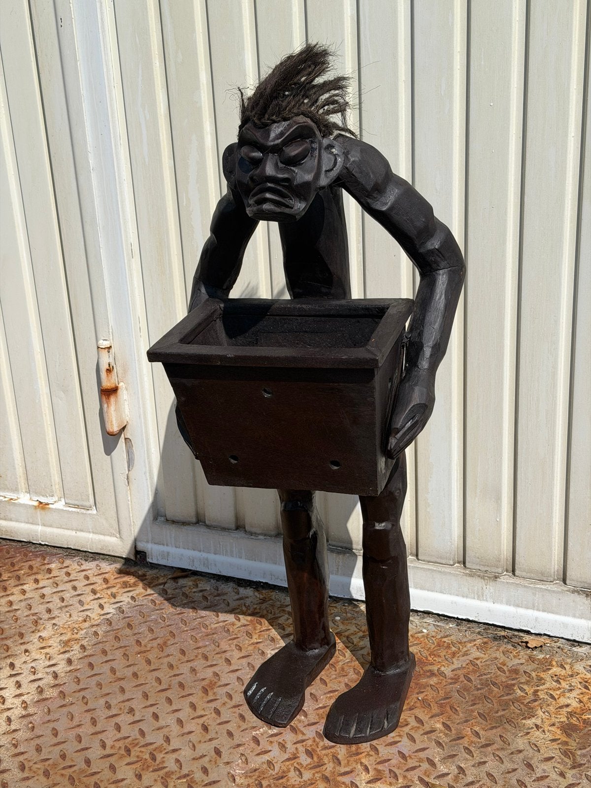 Grote handgesneden houten figuur met bak (100 cm), Antiek en Kunst, Hout, Bruin, Ophalen of Verzenden, Indonesië