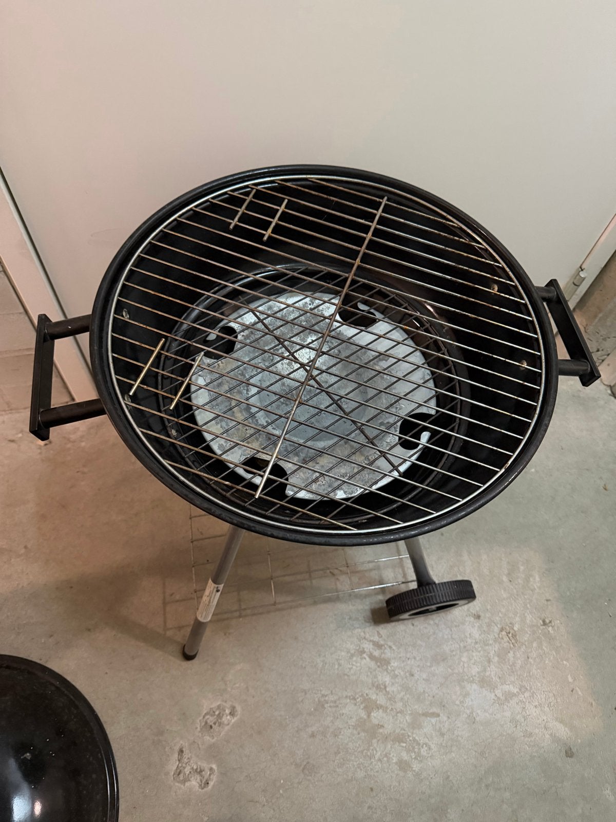 Compacte houtskool barbecue op wielen, Tuin en Terras, Ophalen, Gebruikt