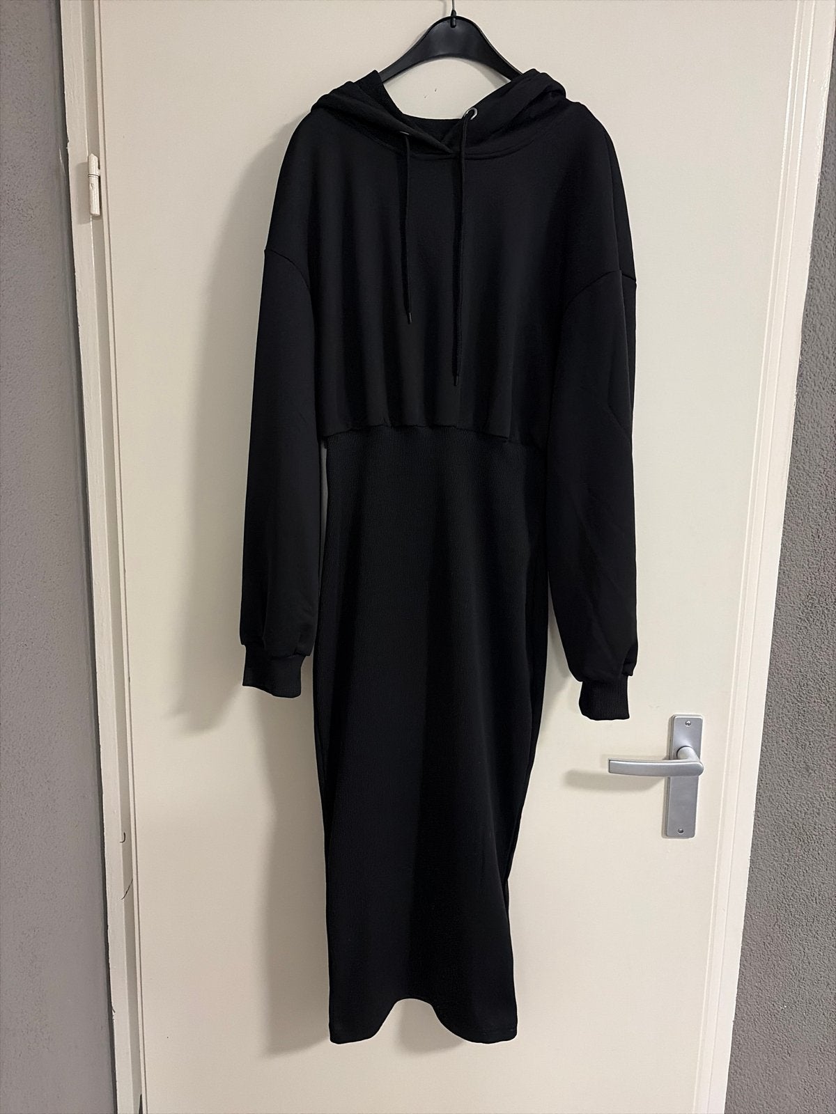 Zwarte hoodie jurk, lange mouwen, midi lengte, Kleding | Dames, Maat 38/40 (M), Zwart, Nieuw, Ophalen of Verzenden