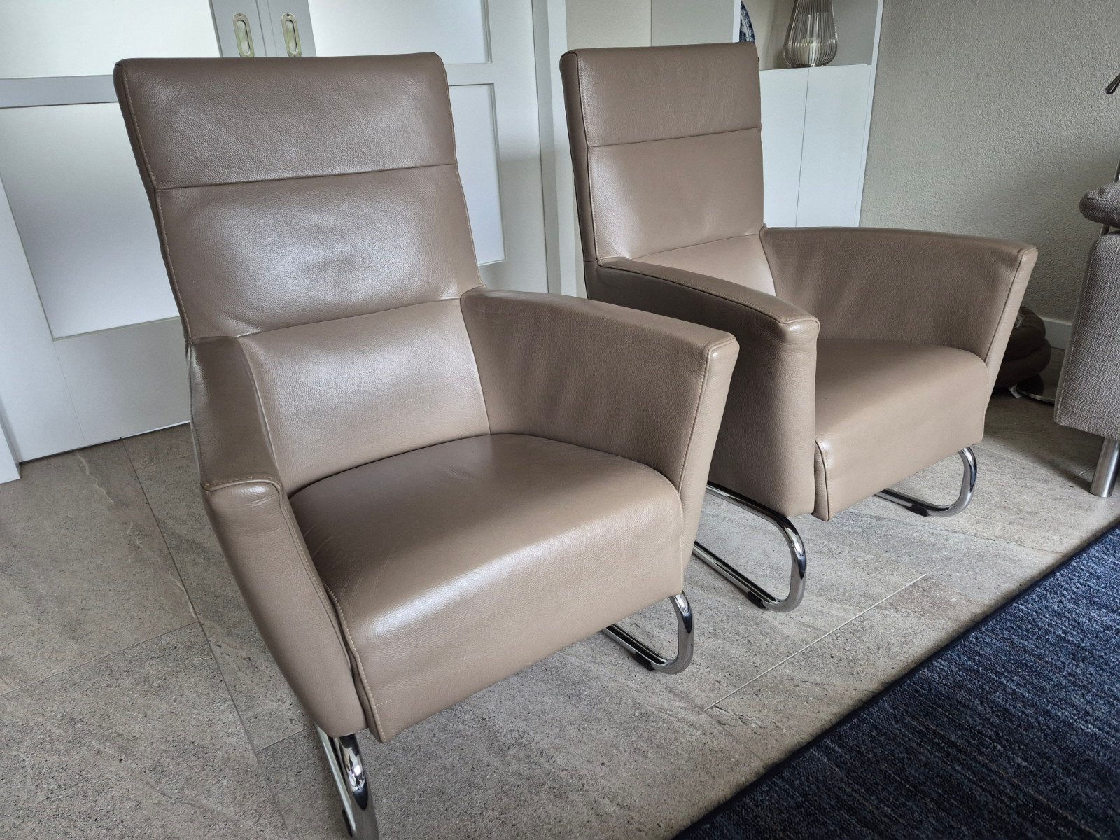 2 stuks Leren stoelen, zandkleurig. In zeer goede staat, Huis en Inrichting, Stoelen, Ophalen, Modern, Comfortabel, Twee, Overige kleuren