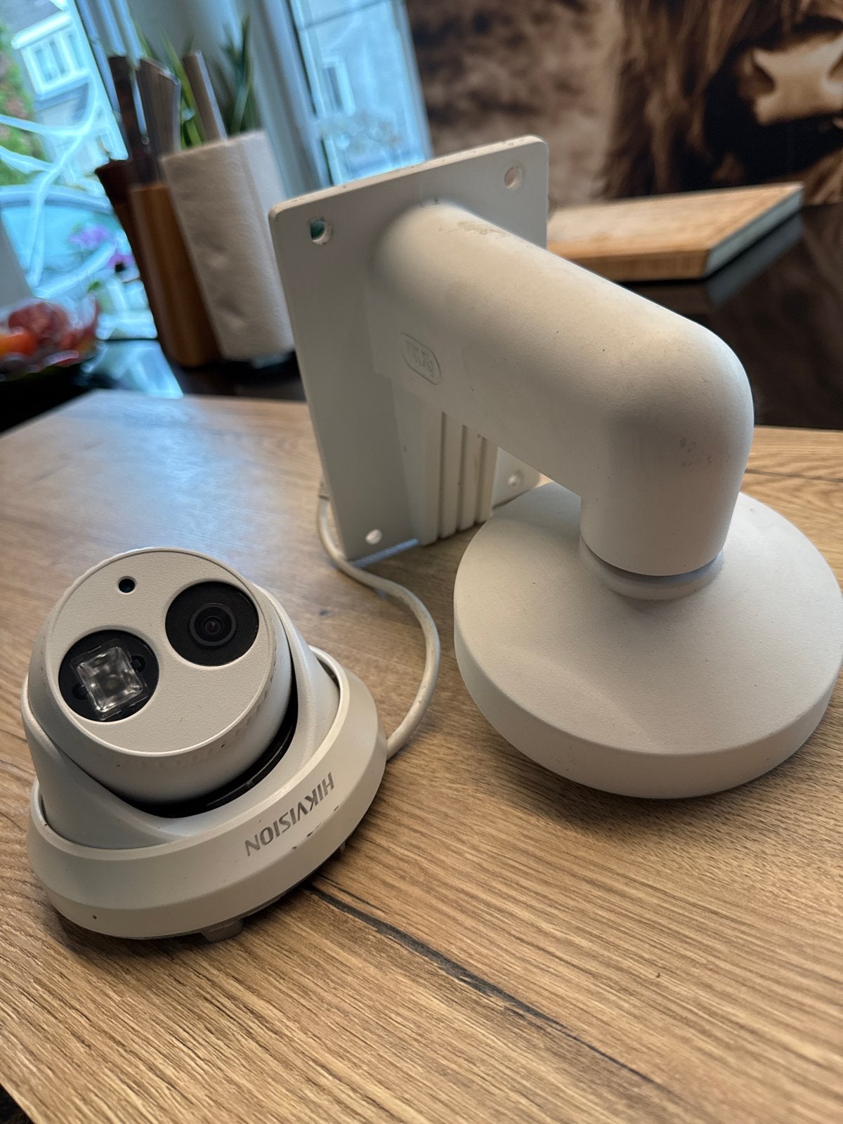 Hikvision bewakingscamera met muurbeugel, Audio, Tv en Foto, Ophalen of Verzenden, Gebruikt