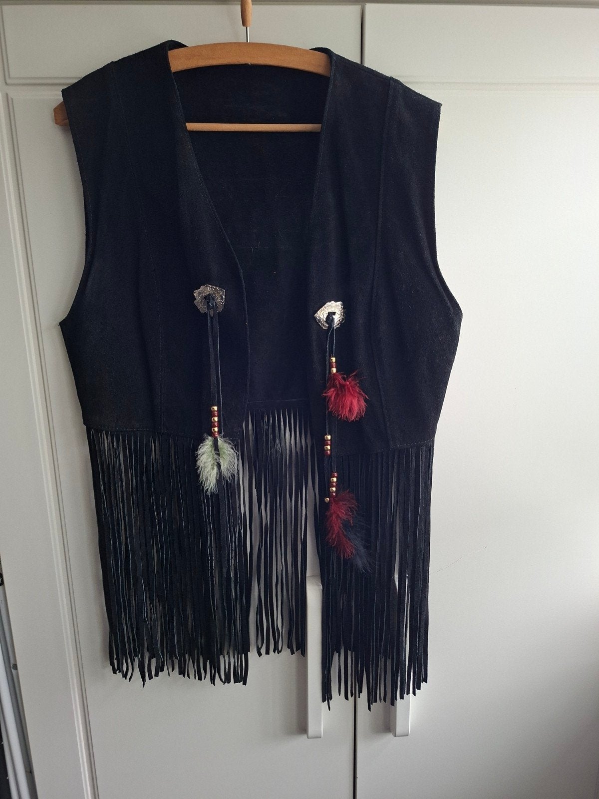 Zwart Indianen/Cowboy/Western Franje Vest met Veren Maat M., Maat 38/40 (M), Ophalen of Verzenden, Overige thema's, Kleding