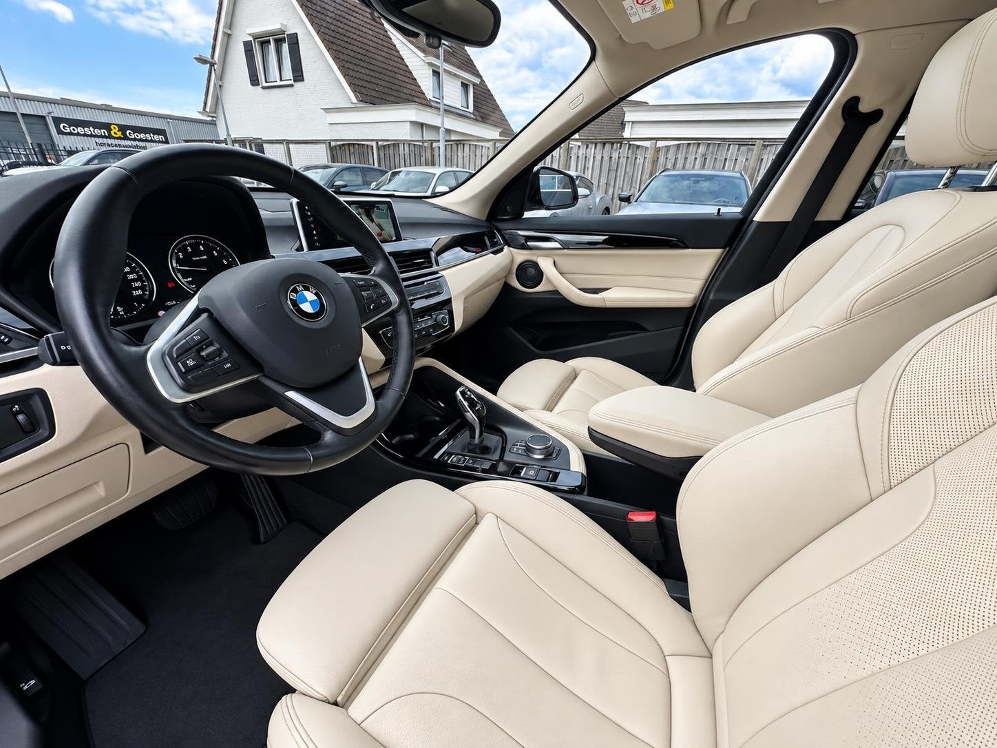 BMW X1 sDrive20i High Executive Memory|Pano|HiFi|HUD, Euro 6, Wit, Bedrijf, Grijs