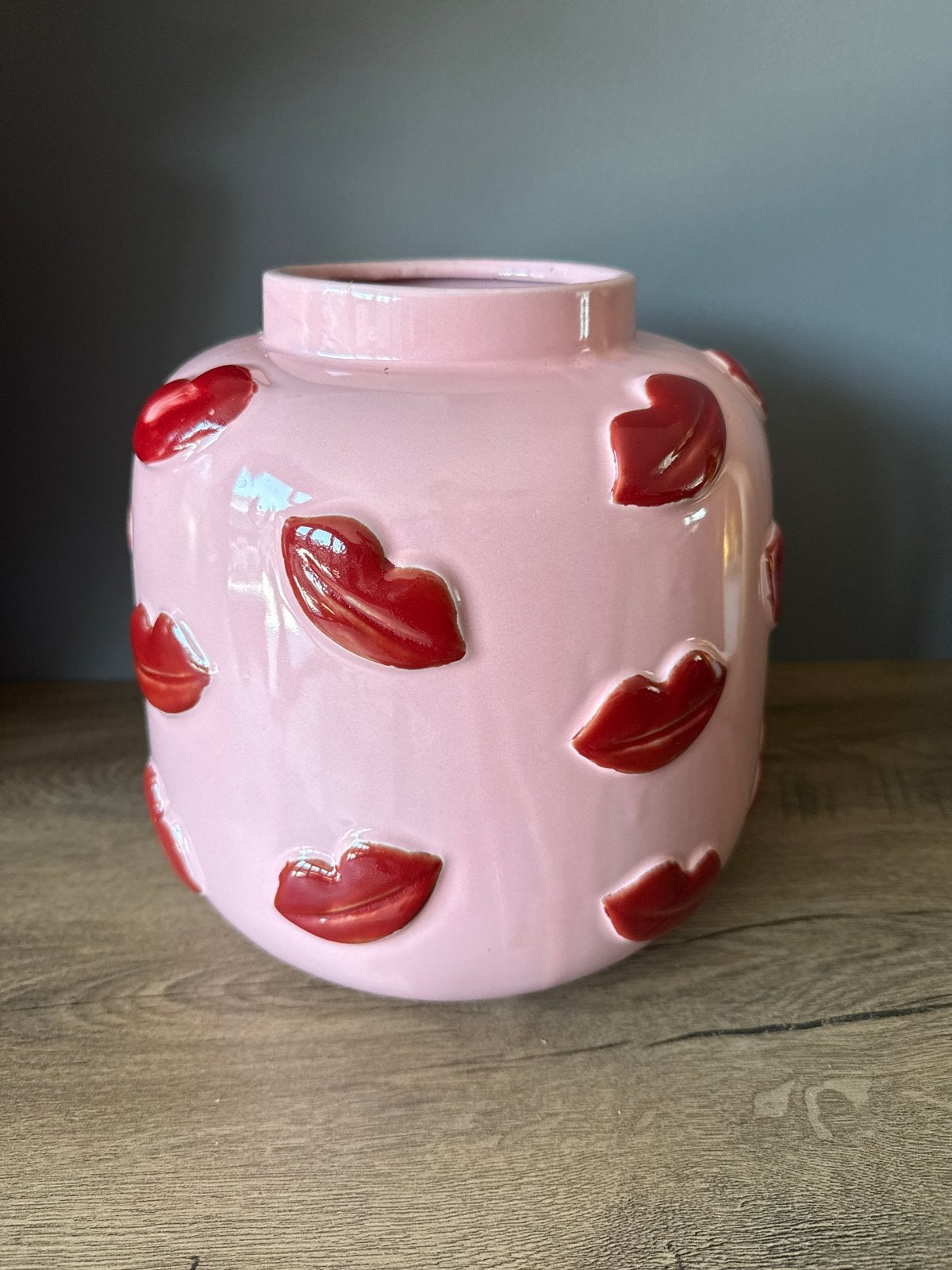 Roze vaas met rode lippen - Zo goed als nieuw, Antiek en Kunst, Ophalen