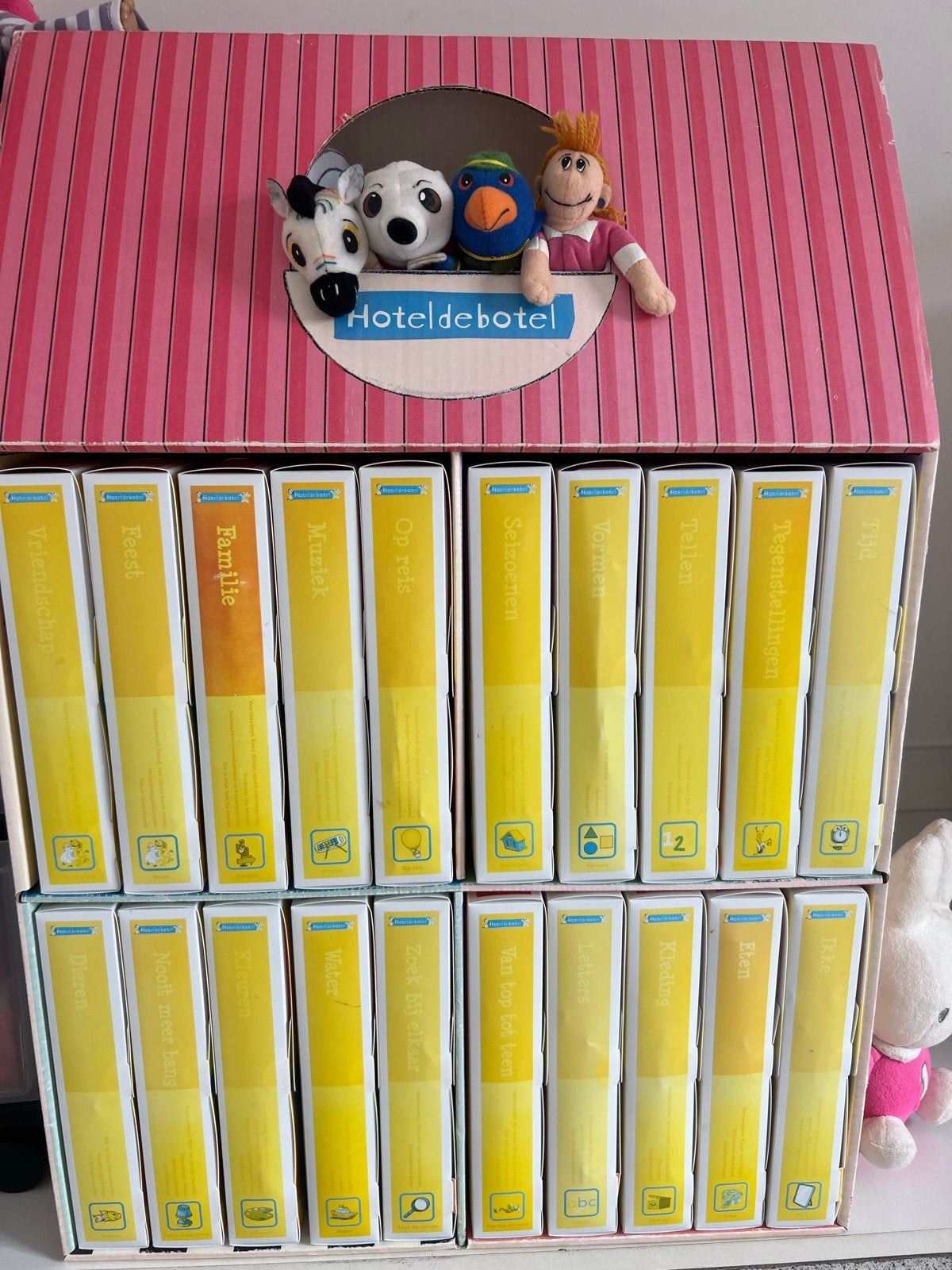 Hoteldebotel boekjes compleet met poppetjes, Boeken, Ophalen of Verzenden, Zo goed als nieuw, 2 tot 3 jaar