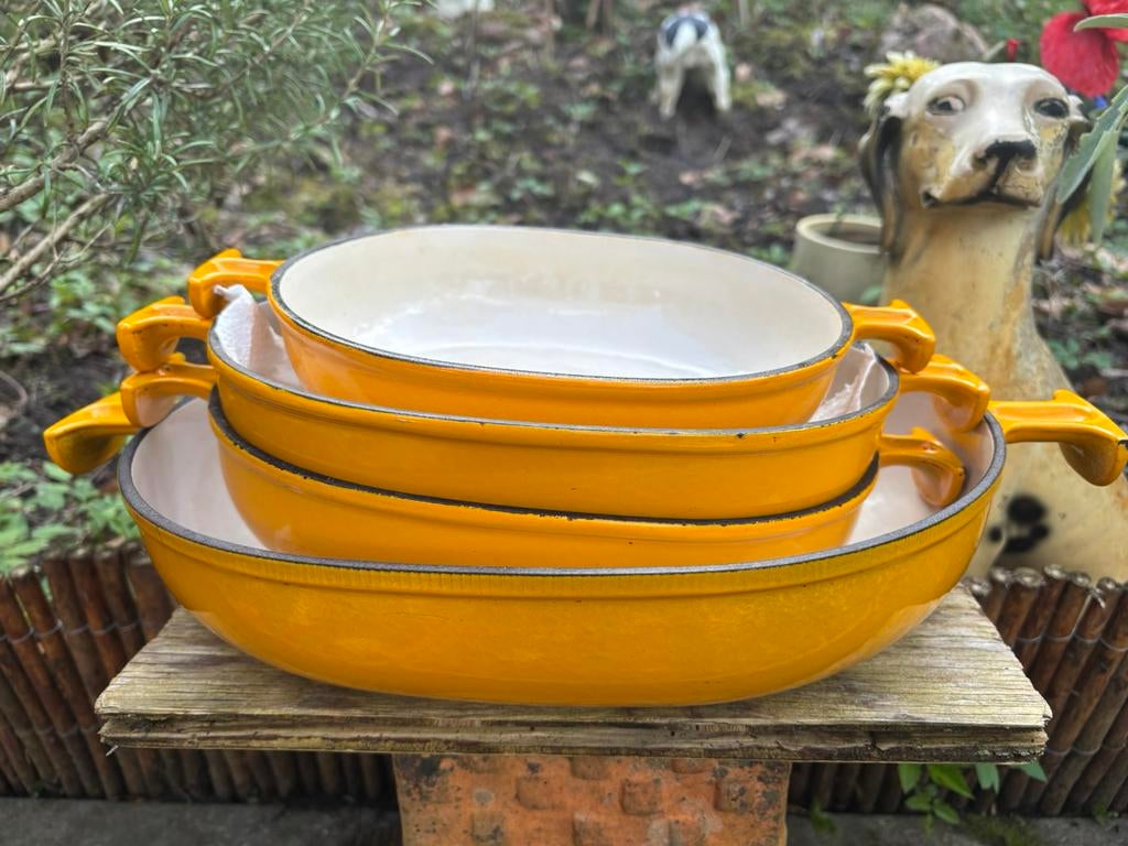 Le Creuset 4 ovenschalen Enzo Mari , 21cm, 25 cm ,33cm, Gebruikt, Gietijzer, Ophalen of Verzenden, Keramische plaat