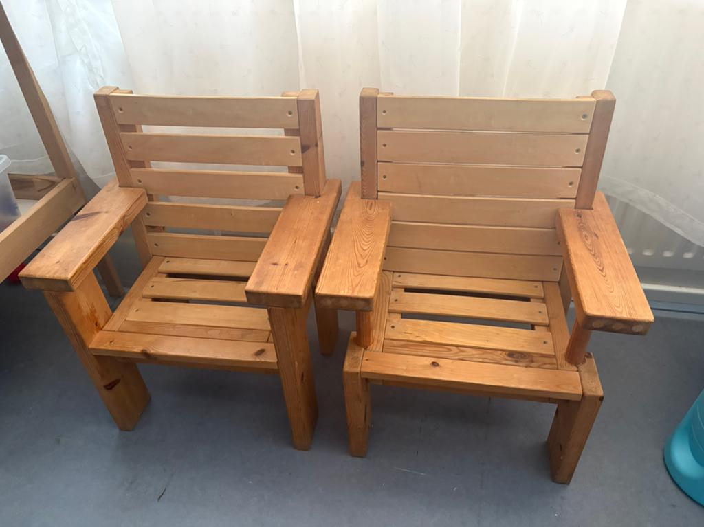 Twee stevige kinderstoeltjes- massief hout, Ophalen, Gebruikt, Stoel(en)