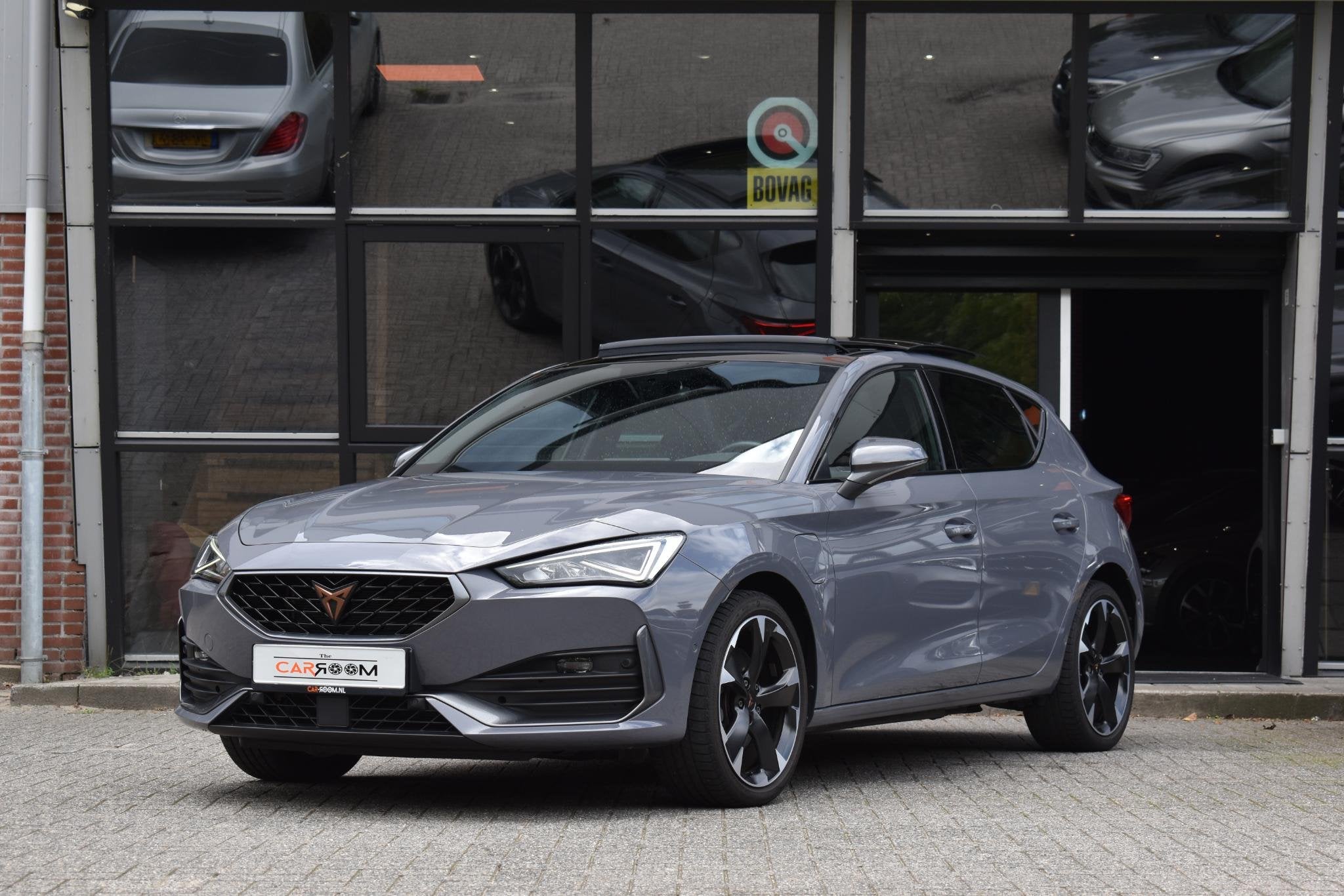 CUPRA Leon 1.4 e-Hybrid VZ Business Pano Keyless Lane Camera, Auto's, Dealer onderhouden, Stof, Gebruikt, 4 cilinders