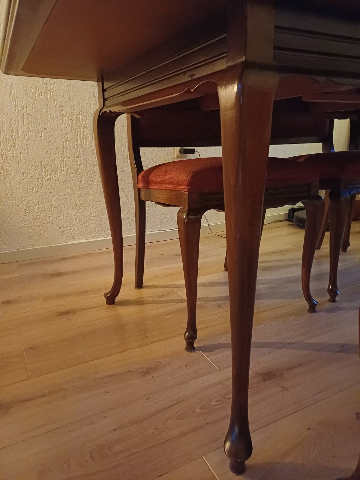 Foto 6 van Uitschuifbare eettafel met 4 stoelen