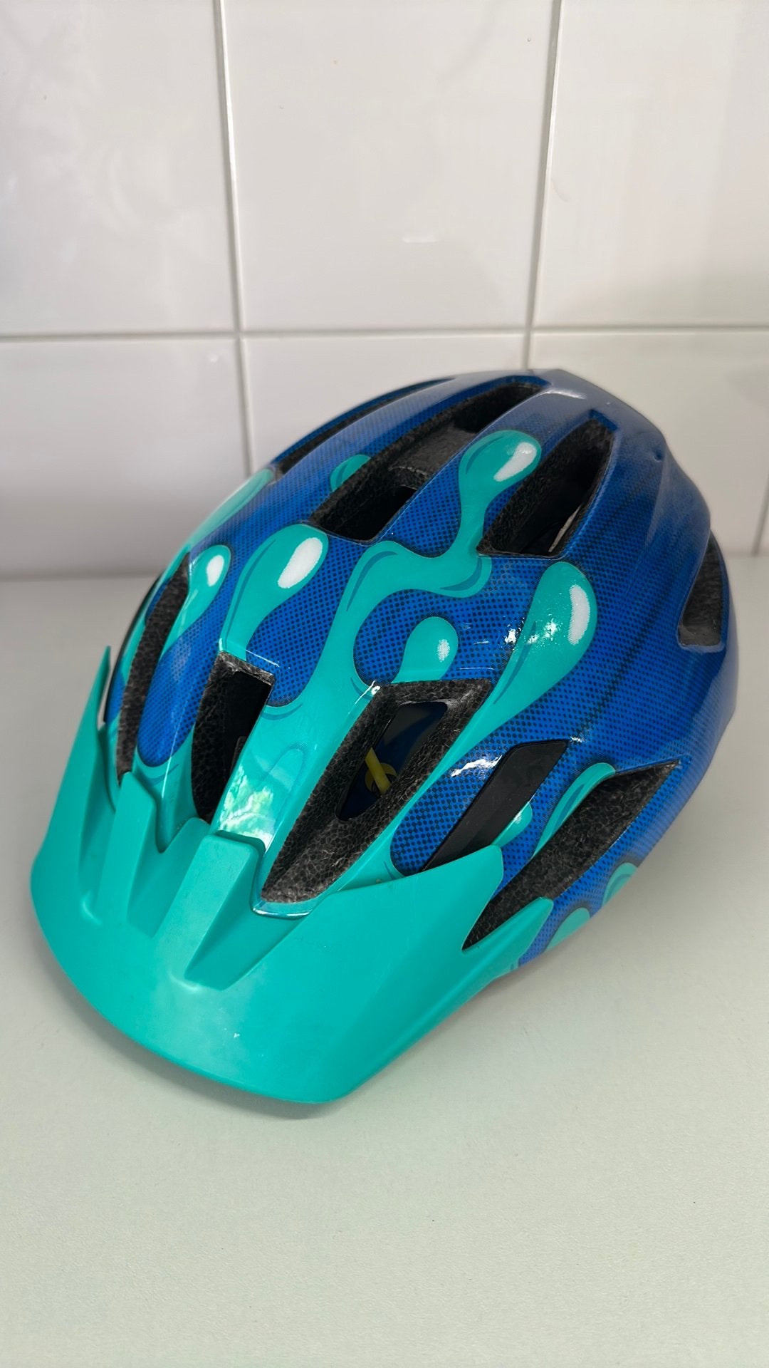 Specialized kinder fietshelm blauw met lamp achterop, Ophalen of Verzenden, Zo goed als nieuw, Overige maten, Jongen of Meisje