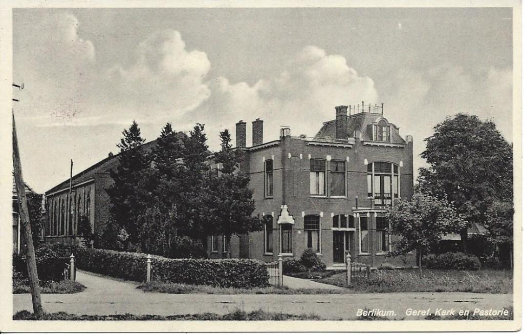 Berlikum (Frl.) Berltsum, Geref. Kerk en Pastorie, gel. 1944, Verzamelen, Ansichtkaarten | Nederland, Ophalen of Verzenden, 1940 tot 1960