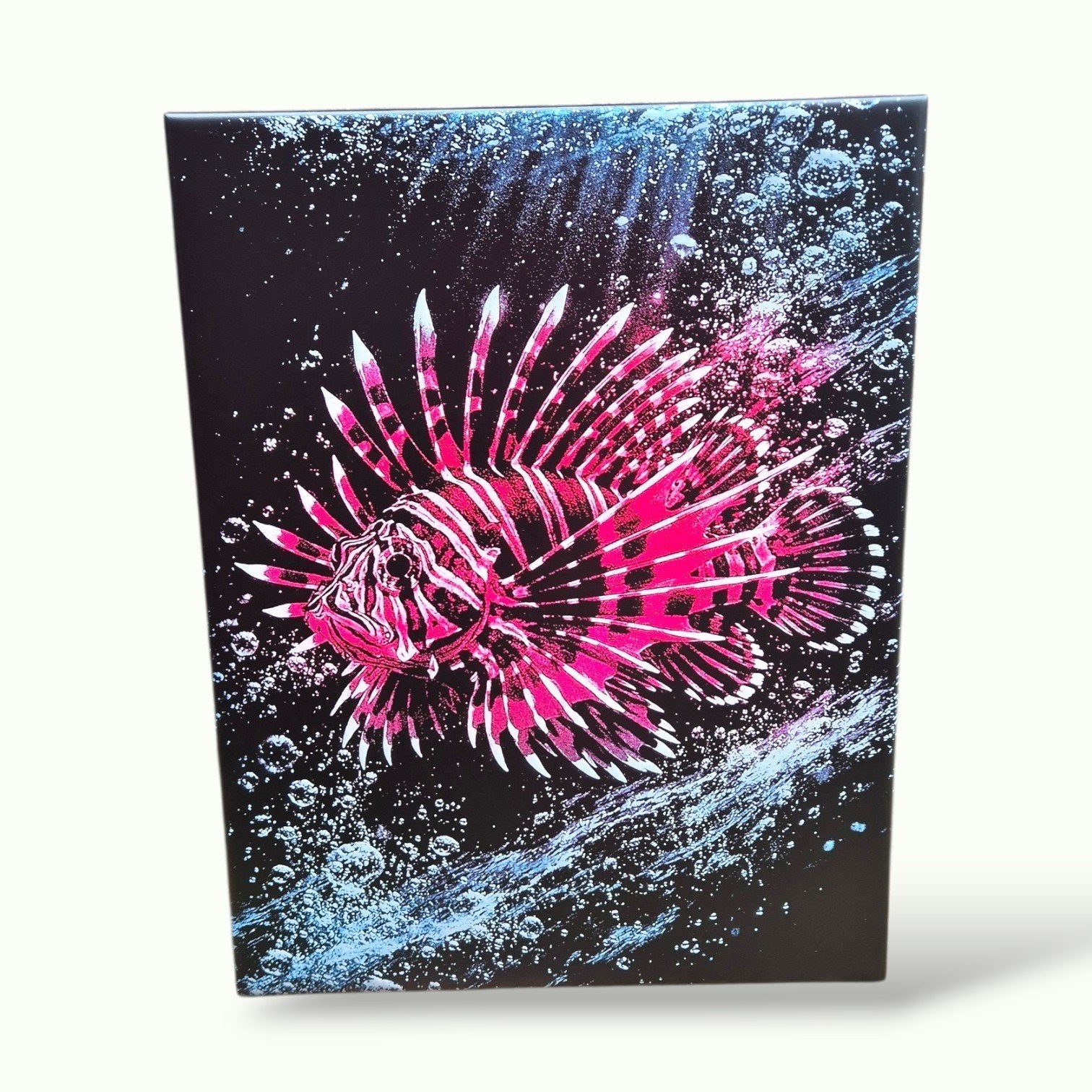 Keramische Lasergravure Tegel 20x25 – Neon Roze Koraalduivel, 20 cm, Nieuw, Steen/keramiek, Wandtegel