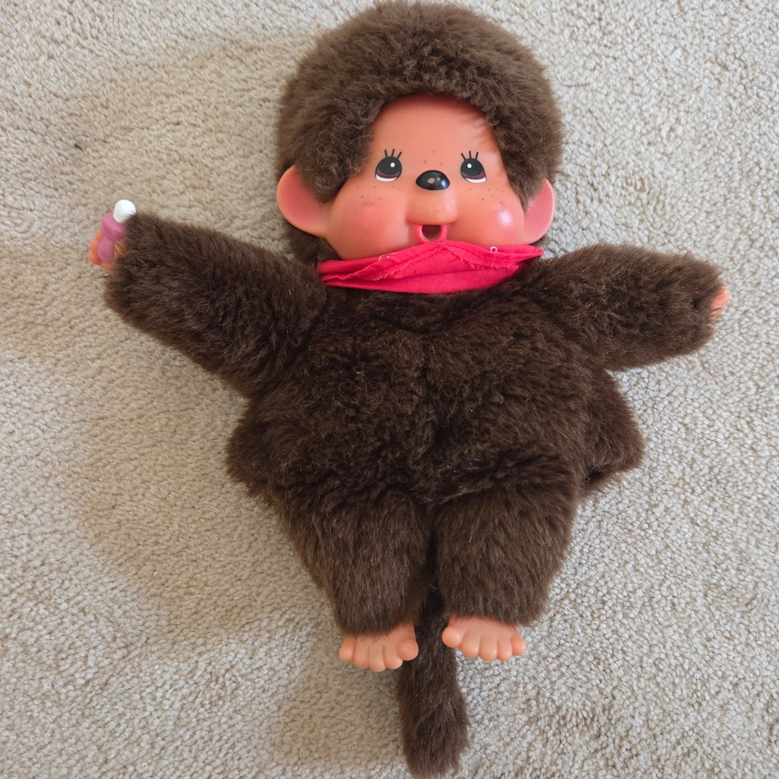 Vintage Monchhichi knuffel/handpop aapje met rode slab, Overige merken, Overige karakters, Ophalen of Verzenden, Zo goed als nieuw