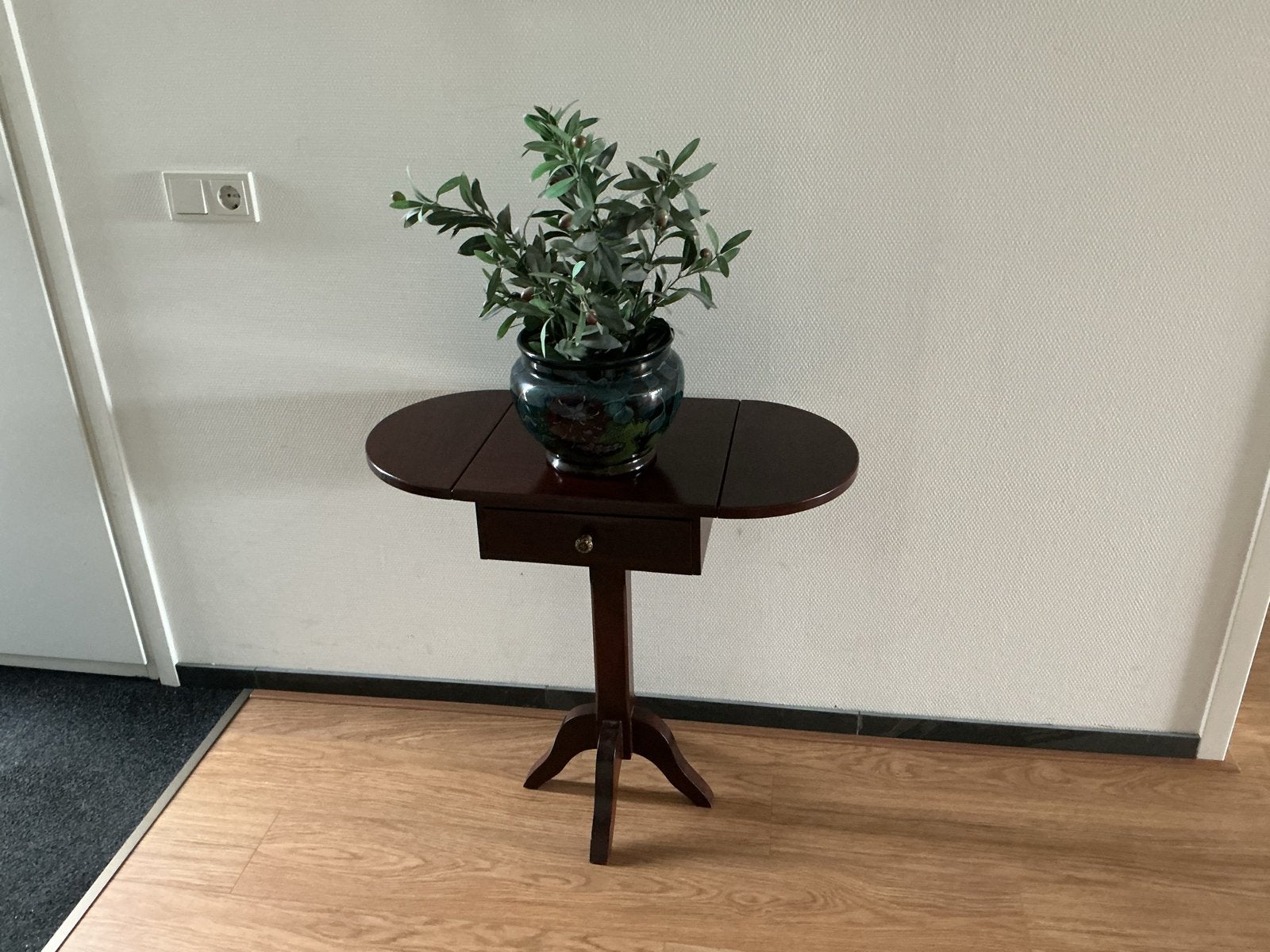vintage bijzettafel/sidetable mahonie met lade en kruispoot, Ophalen
