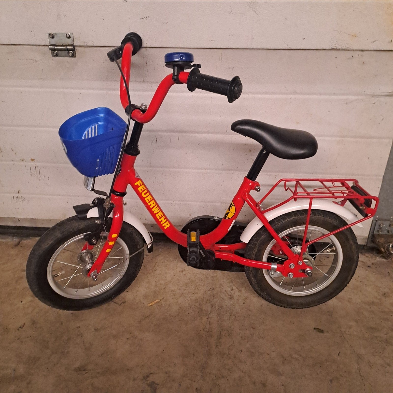 Kinderfiets - Rood met blauwe mand, Fietsen en Brommers, Ophalen, Gebruikt, Velgrem, Minder dan 16 inch