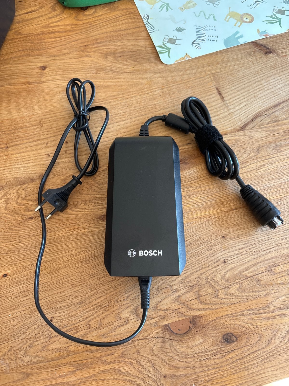 Bosch oplader voor e-bike accu, Fietsen en Brommers, Fietsaccessoires | Fietsaccu's, Ophalen of Verzenden, Zo goed als nieuw