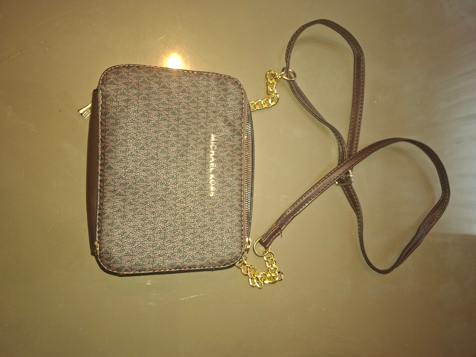 Michael Kors Schoudertasje - Bruin met logo, Ophalen of Verzenden, Zo goed als nieuw, Bruin, Schoudertasje