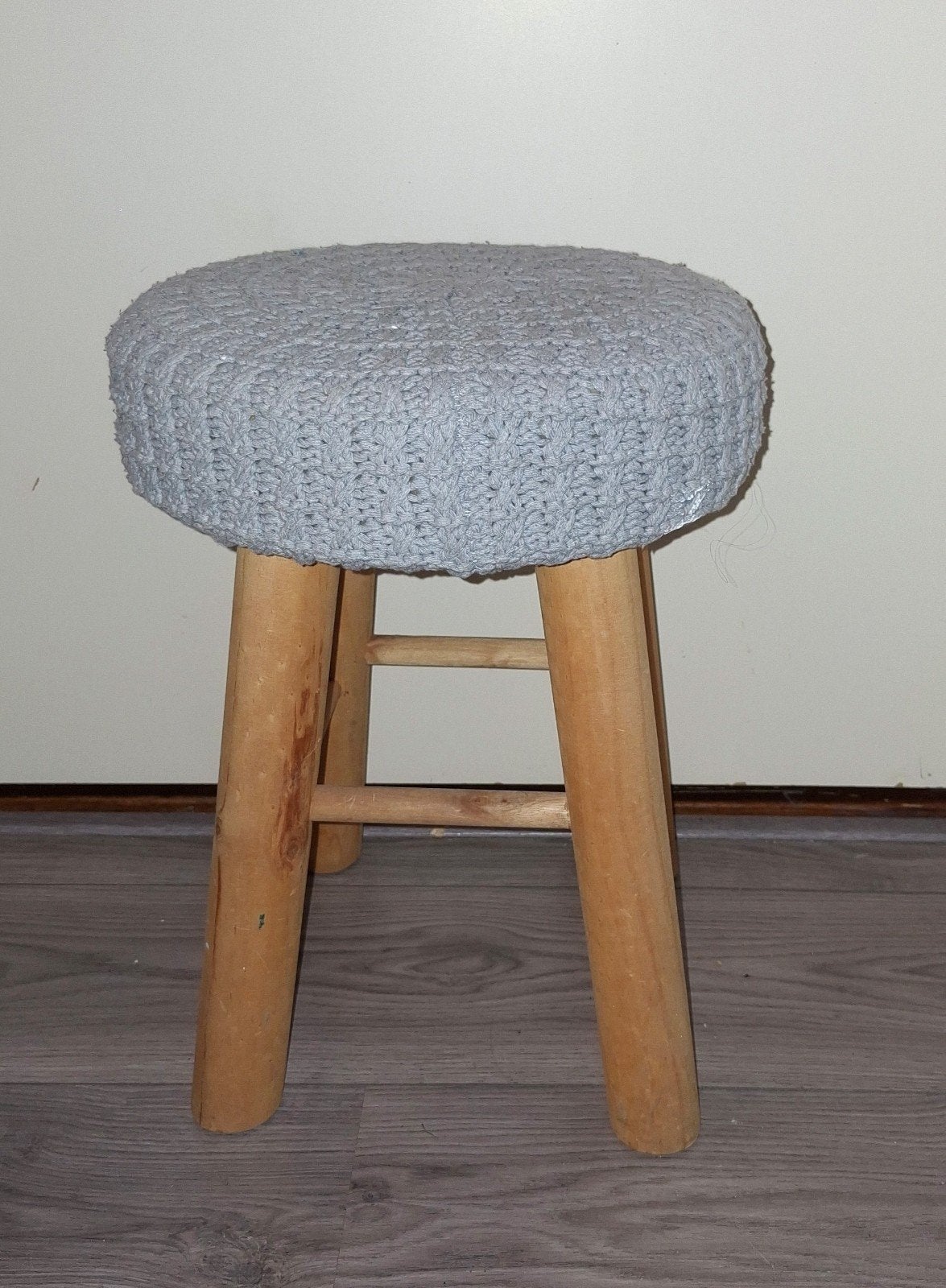 Houten krukje met gehaakte/gebreide zitting, Huis en Inrichting, Krukjes, Ophalen of Verzenden, Gebruikt, Hout