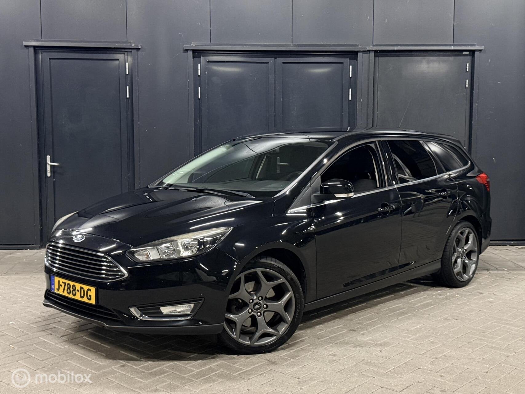 Ford Focus Wagon 1.5 Titanium Edition trekhaak/18inch/netjes, Euro 6, 4 cilinders, 150 pk, Zwart