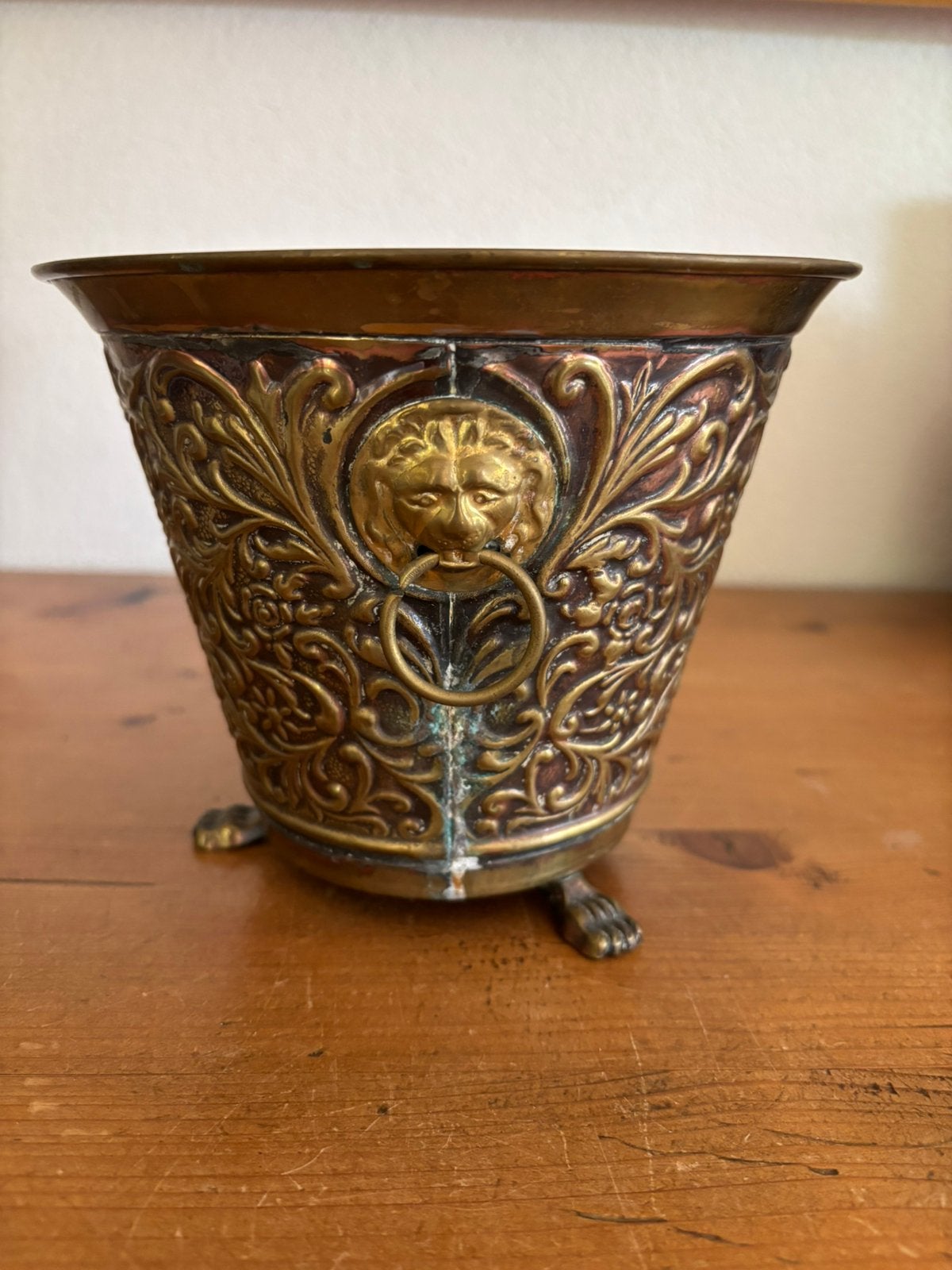 Messing bloempot met leeuwen en leeuwen- pootjes, Gebruikt, Rond, Ophalen of Verzenden, Minder dan 40 cm