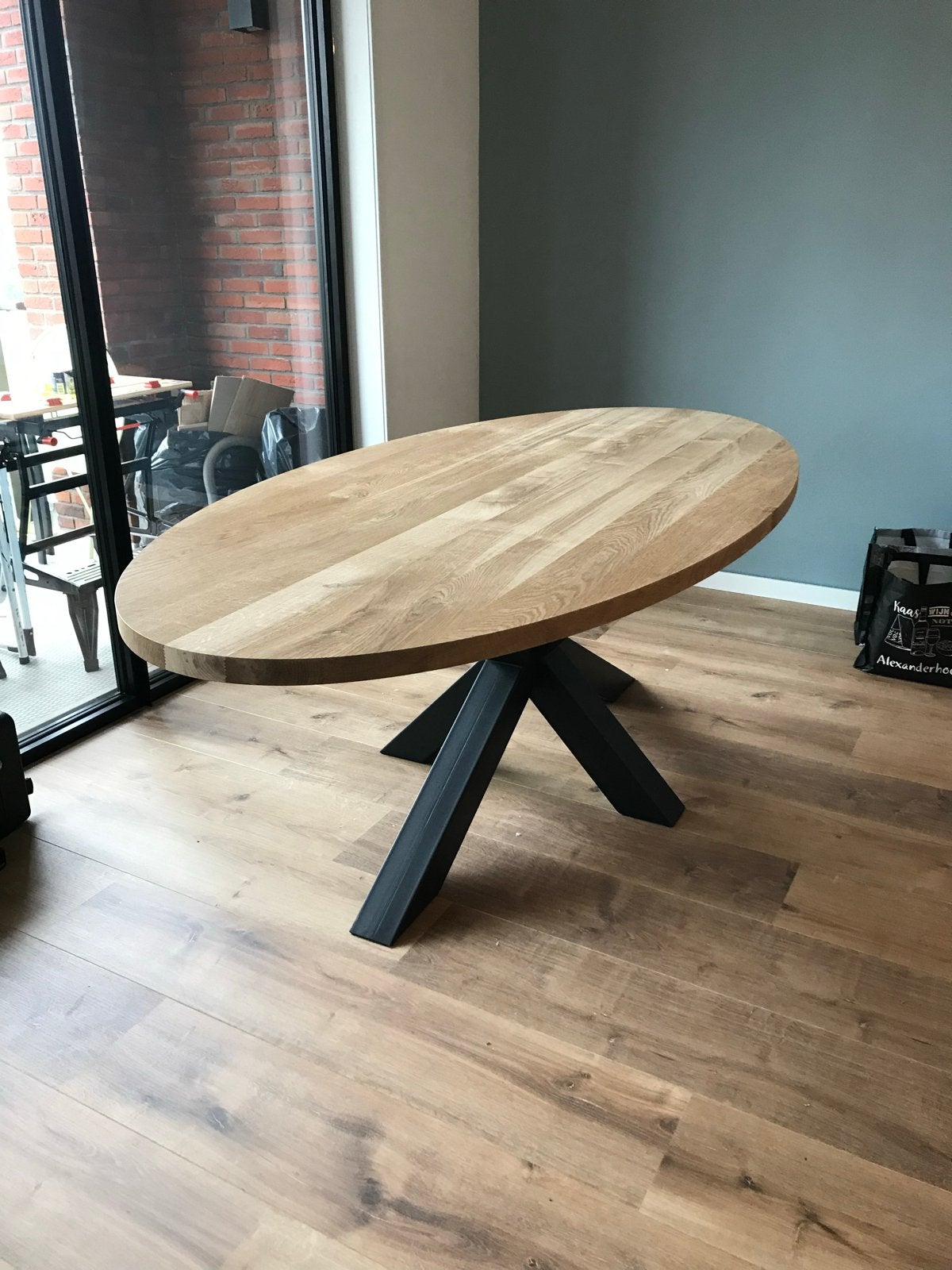 Massief eikenhouten ovale tafel met metalen kruispoot, Huis en Inrichting, Ophalen, 100 tot 150 cm, Eikenhout, 200 cm of meer