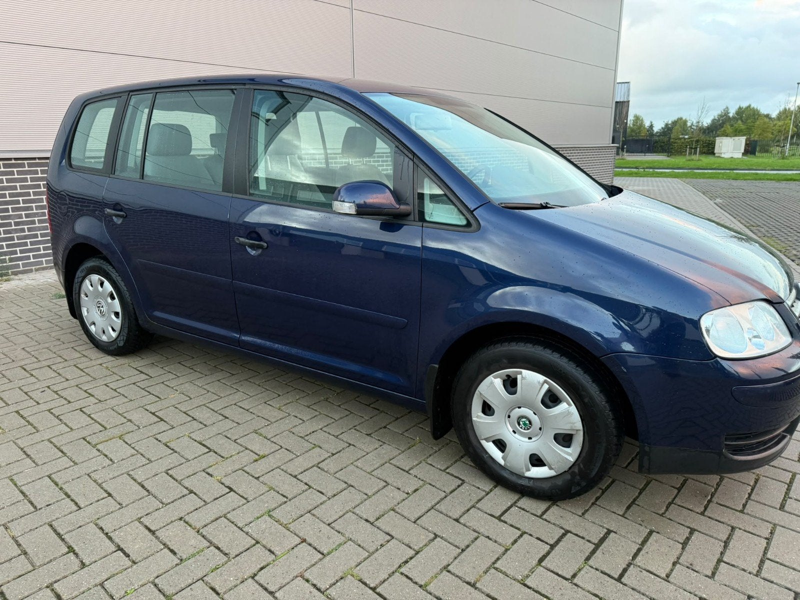Volkswagen Touran 1.6 nieuw APK, Voorwielaandrijving, Dealer onderhouden, Stof, 4 cilinders