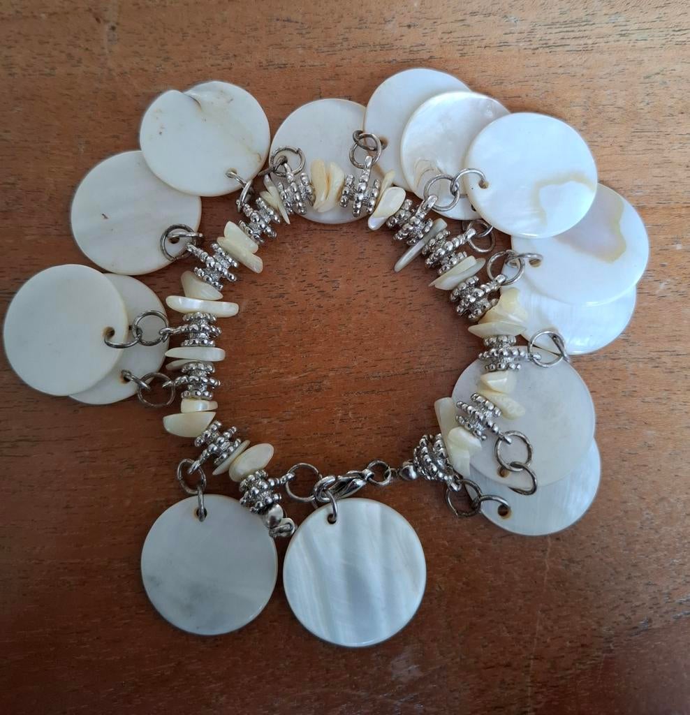 Armband met parelmoer stukjes, Sieraden, Tassen en Uiterlijk, Armbanden, Overige materialen, Gebruikt, Wit, Ophalen of Verzenden