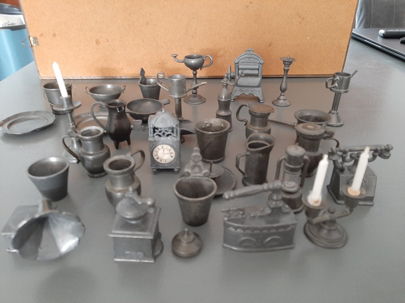 32 tinnen miniatuur voorwerpen voor in de letterbak., Ophalen of Verzenden
