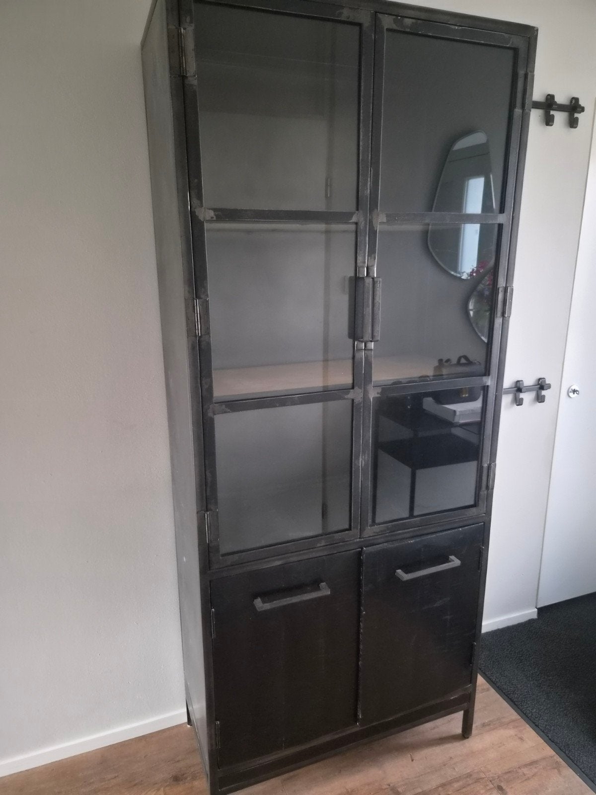 Foto 4 van Zwart metalen vitrinekast met  hout