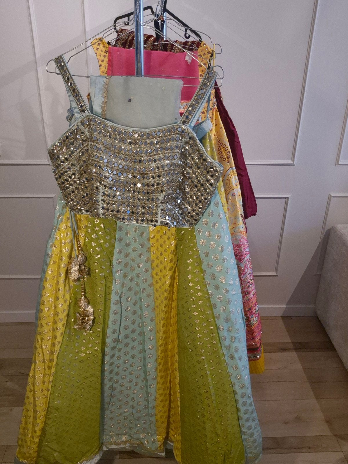 Lehenga met dupatta - feestelijke Indiase outfit, Kleding | Dames, Ophalen of Verzenden, Nieuw, Onder de knie