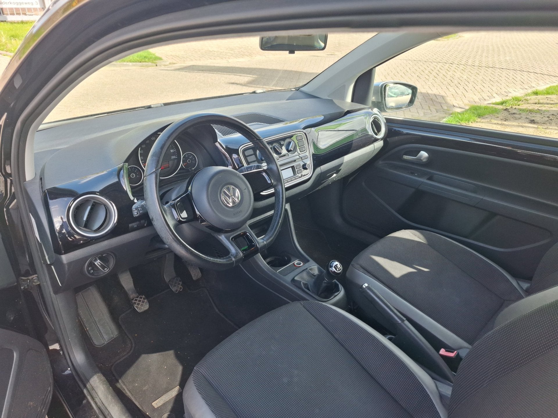 Volkswagen Up! 1.0 high up! / Leuke zuinige auto / APk sept, Auto's, Euro 5, Gebruikt, Up!, Zwart
