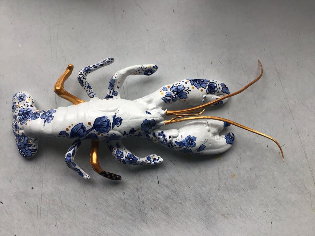 Handbeschilderde kreeft in Delfts blauw en goud, Antiek en Kunst, Ophalen of Verzenden