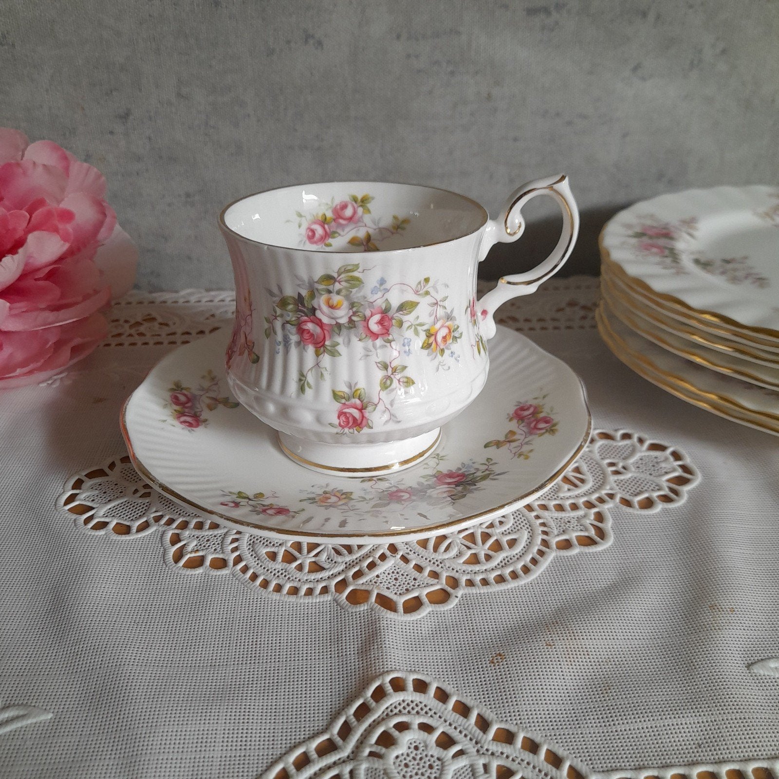 Brocant Theekopje kopje Queens Rosamund, Antiek en Kunst, Antiek | Servies los, Ophalen of Verzenden