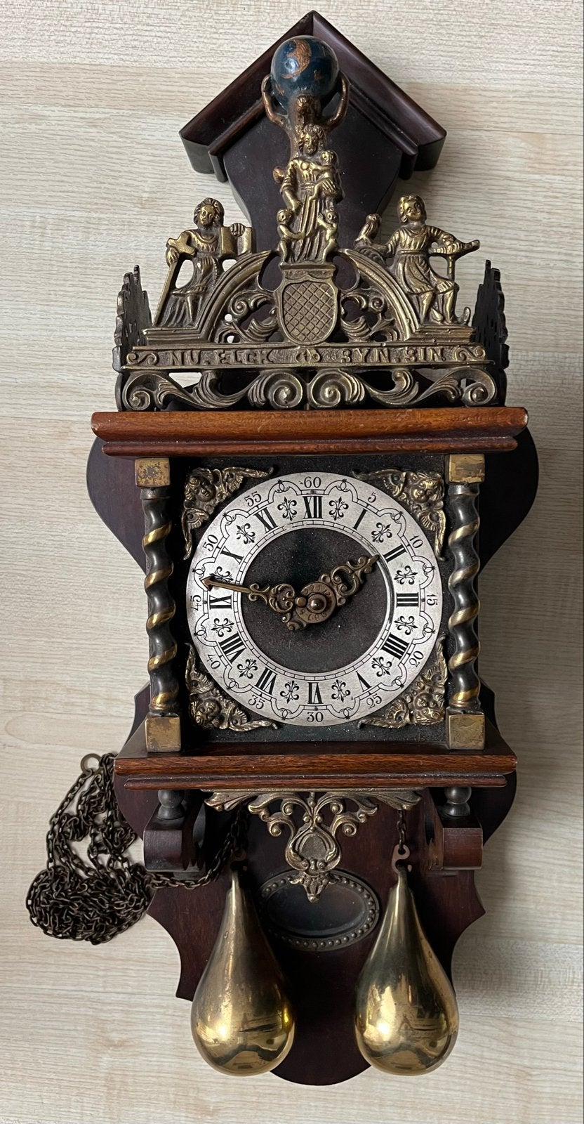 Antieke Zaanse Stijl-/ Wandklok met Atlas en Engelen, Ophalen