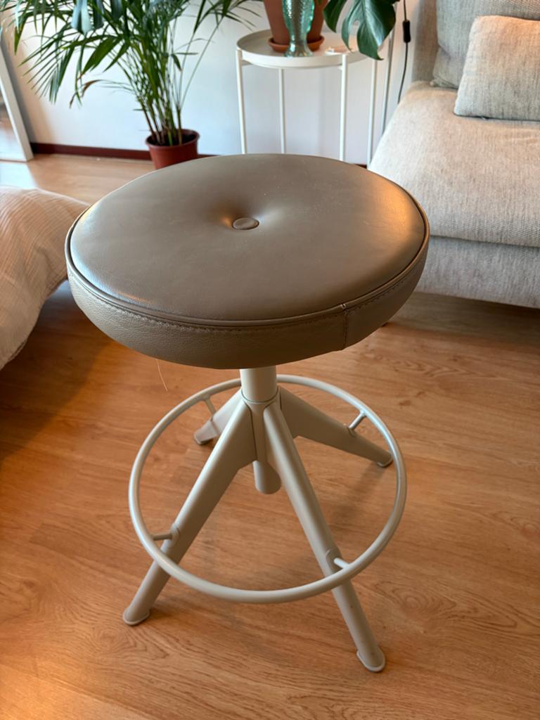 Ikea Trollberget kruk taupe grann beige - hoogte verstelbaar, Ophalen, In hoogte verstelbaar, Zo goed als nieuw, Overige materialen