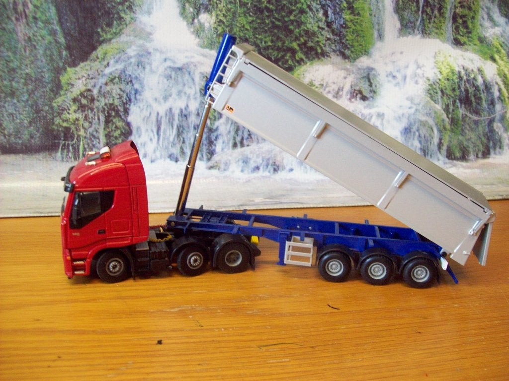 Lion Toys - Iveco Stralis  met 3 assige AJK Asfalt Kieper, Ophalen of Verzenden, Zo goed als nieuw, Bus of Vrachtwagen, Lion Toys